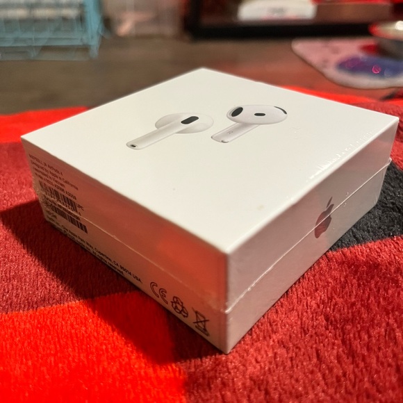 Brand new airpod 4s with noise cancelation, came with new phone don\'t need them.